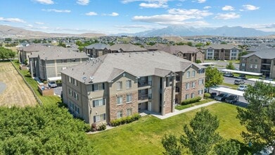 Building Photo - Move In Special-Newly Updated Eagle Mounta...