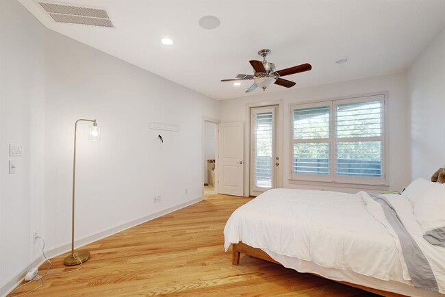 Building Photo - 6533 E Hill Dr
