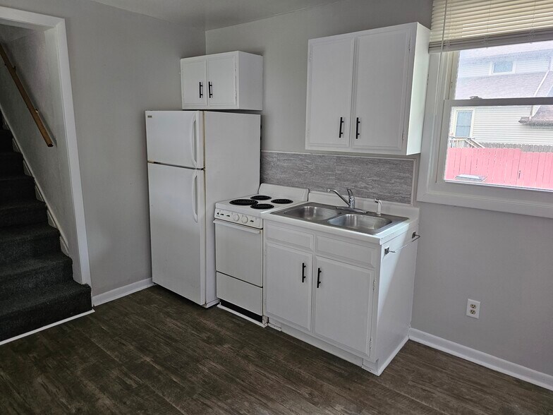 Building Photo - 317 E Church St