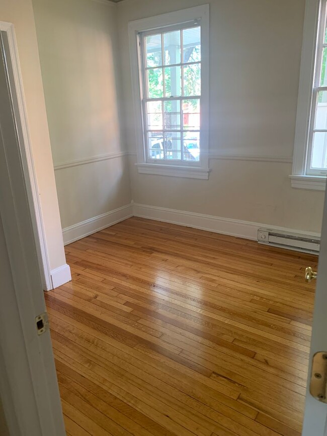 Building Photo - Renovated 4 Bedroom Townhouse! Off Street ...