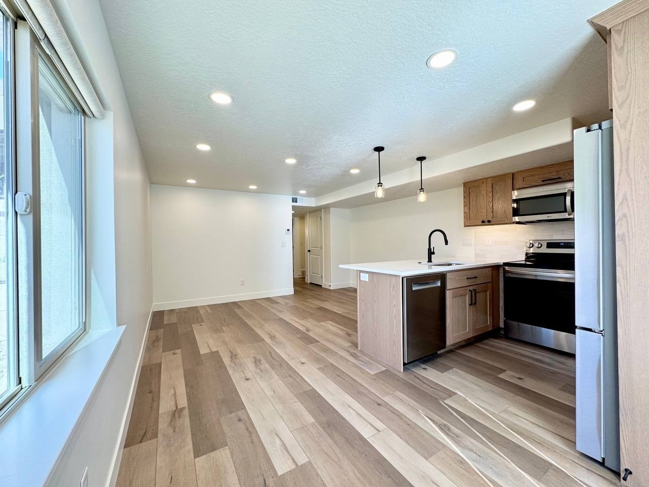 Building Photo - 698 S Lake View Dr