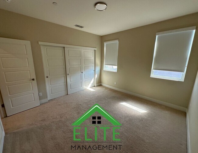 Building Photo - Charming and Spacious Home in Desirable El...
