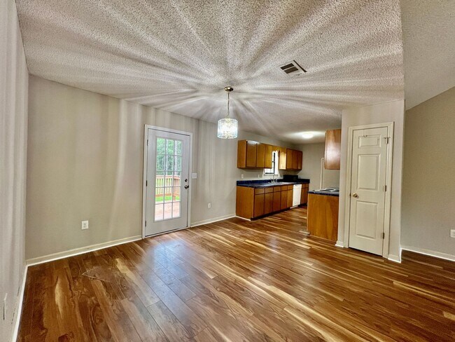 Building Photo - 3 bedroom 2.5 bath home