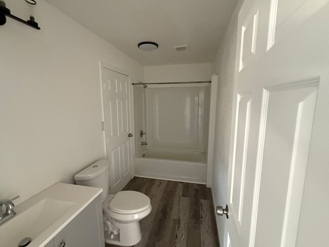 Building Photo - Beautiful fully remodeled 3 bedroom