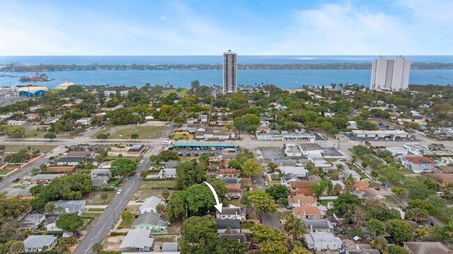 Building Photo - 633 55th St