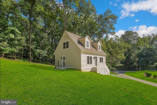 Building Photo - 255 Laurel Ln