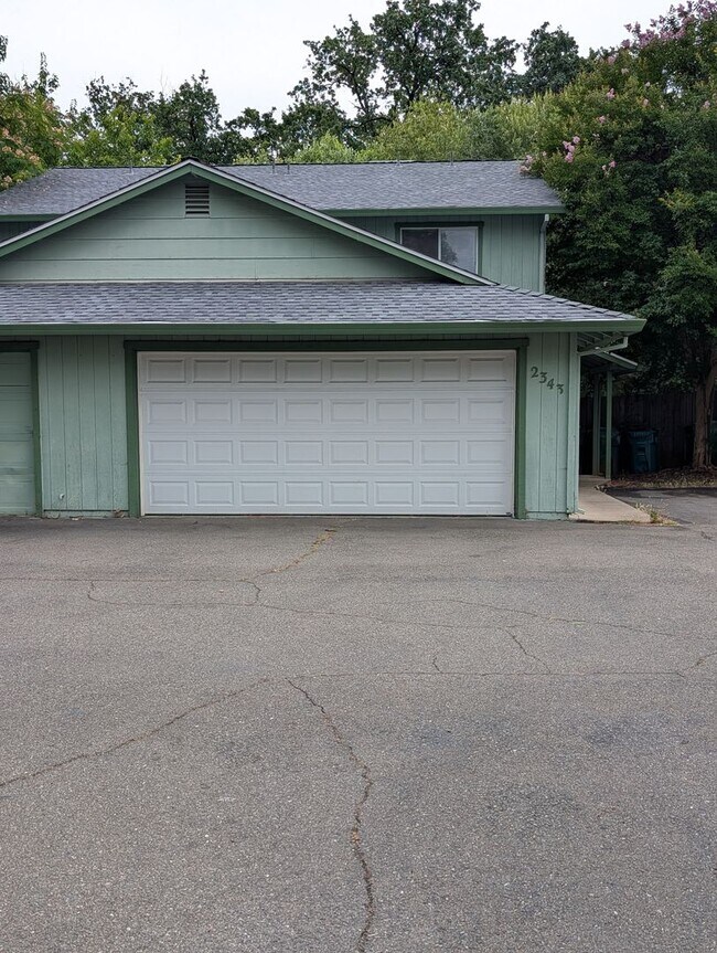 Building Photo - Newly remodeled Townhouse