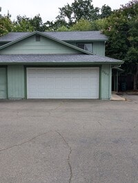 Building Photo - Newly remodeled Townhouse