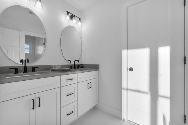 Building Photo - Move In Ready: Custom-built home