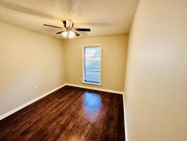 Building Photo - 3 bedroom, 2 bath near Whitten and Elmore with update bathrooms
