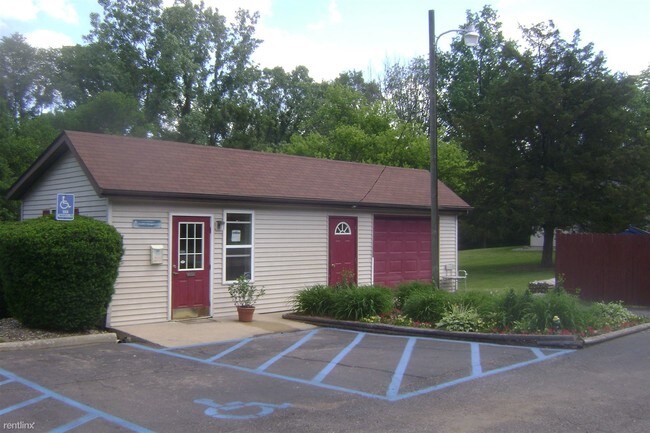 Building Photo - 1 br, 1 bath Apartment - Lake Wind Apartments