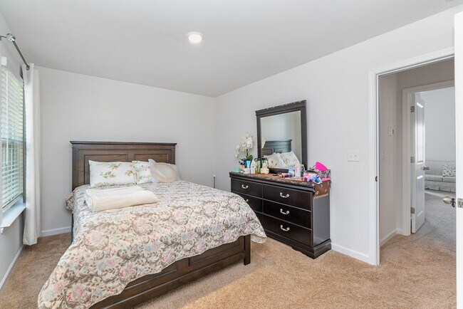 Building Photo - MOVE-IN READY!