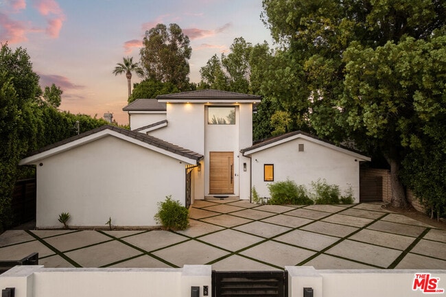 Building Photo - 5062 Woodley Ave