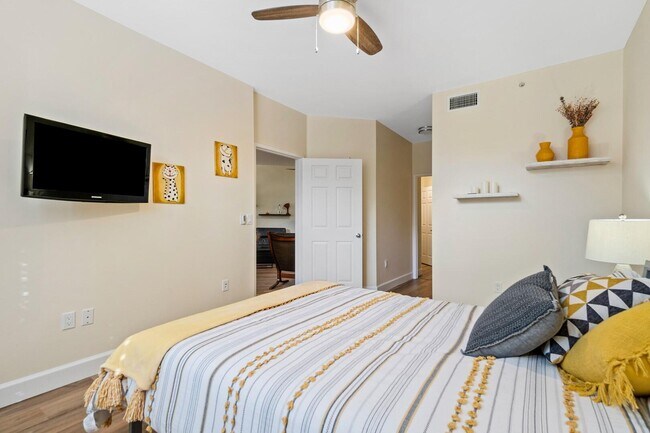 Building Photo - 630 S Sapodilla Ave