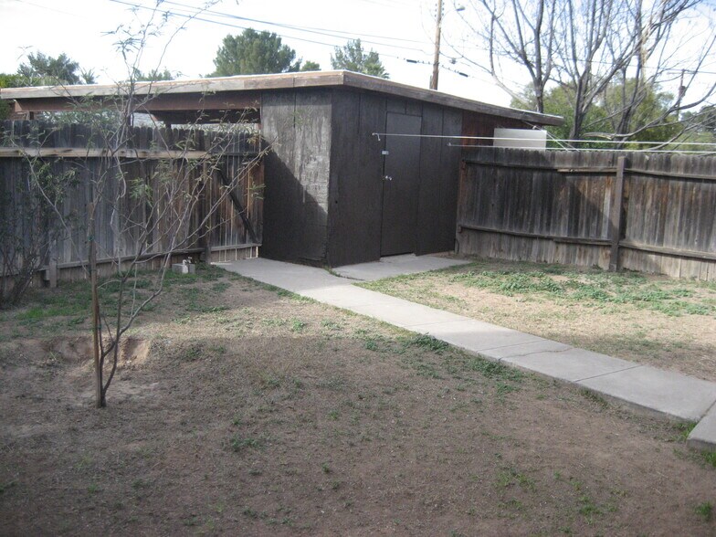 Building Photo - 3779 N Tuttle Ave