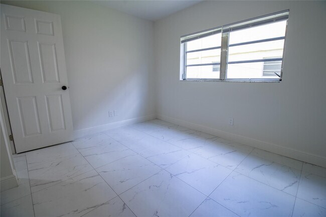 Building Photo - 1423 SW 2nd St