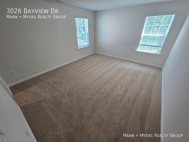 Building Photo - 3026 Bayview Dr