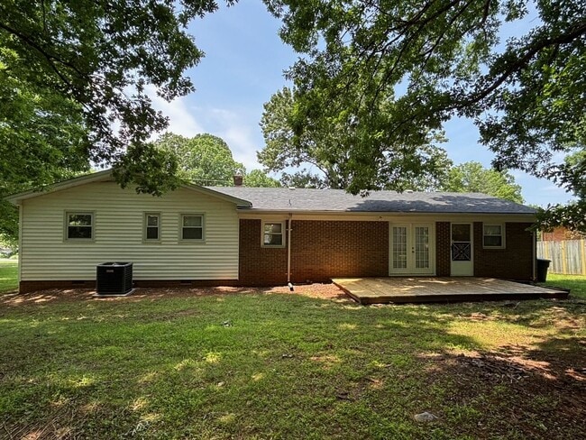 Building Photo - Nice brick home, single carport, storage b...