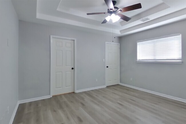 Building Photo - 10951 Royal Forest Dr