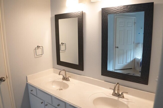Building Photo - 8727 Cedar Walk Dr