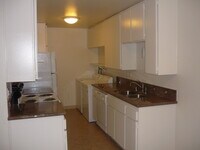 Building Photo - Paradise Hills Townhome!