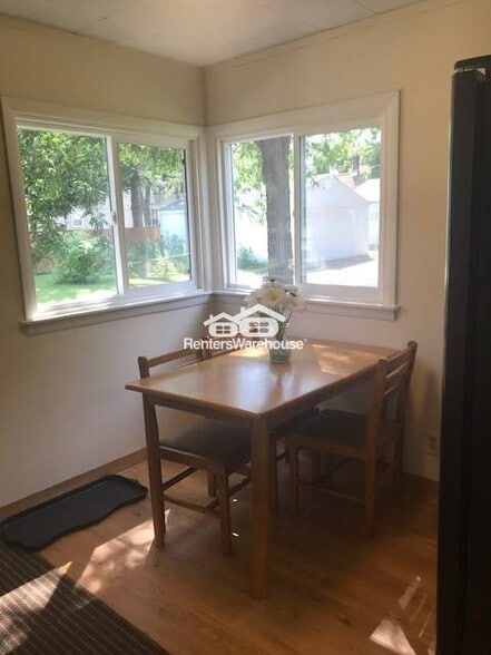 Building Photo - 613 Bay St