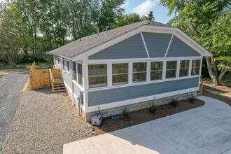 Building Photo - Off Season Furnished 3BR/2BA Home – Dog Fr...