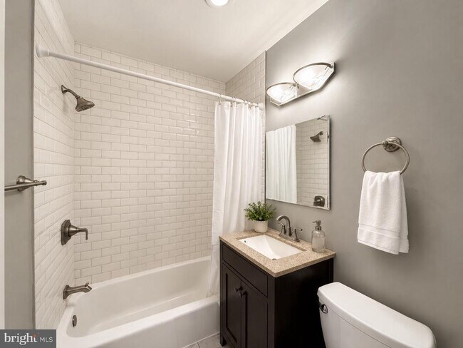 Building Photo - 3830 Lyndhurst Dr