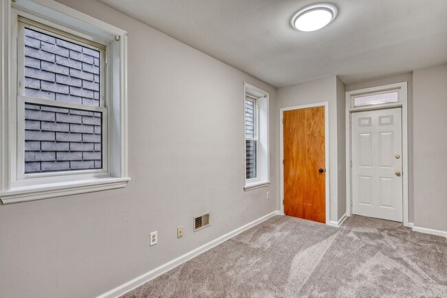 Building Photo - 515 Seneca St
