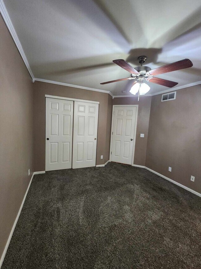 Building Photo - Spacious Three Bedroom!