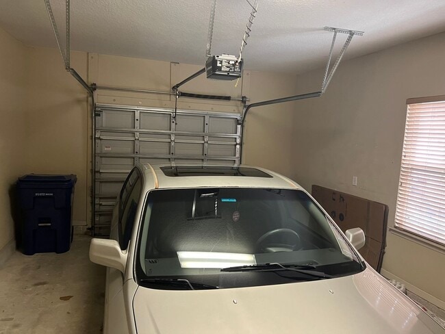 Building Photo - 2 Bed 2.5 Bath