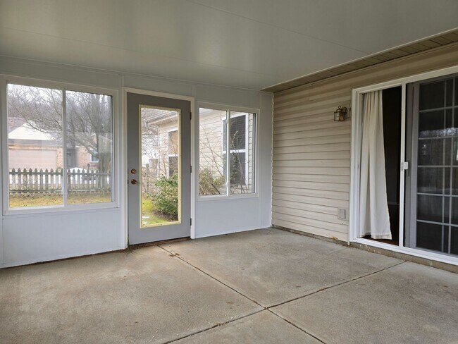 Building Photo - 3 bed 2 bath