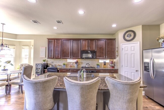 Building Photo - Beautifully Maintained 4 bed/3bath 2 Story Brick home