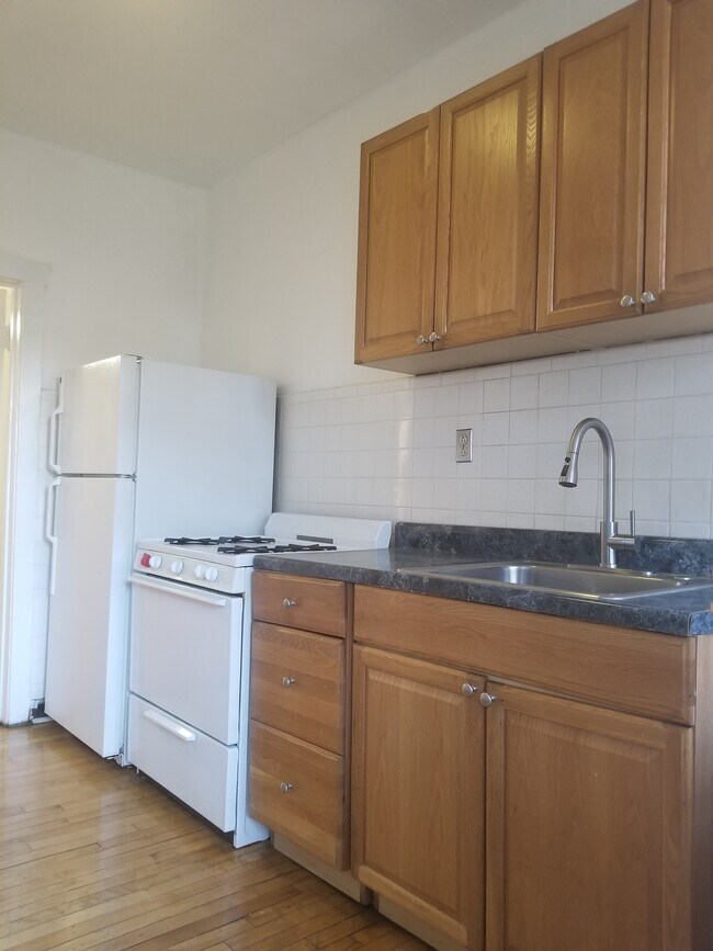 Primary Photo - 2132 W Berteau Ave