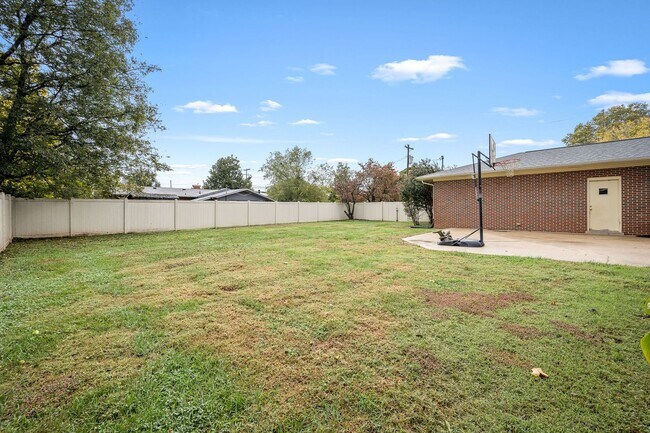 Building Photo - 902 Whitehall Rd