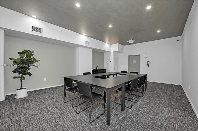 Building Photo - 475 NE 125th St