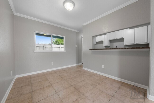 Building Photo - Duplex For Lease