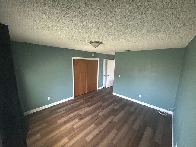 Building Photo - 3 bedroom 2 bath move in ready in Lemoore ...