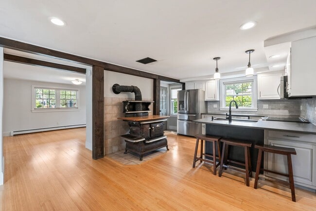 Primary Photo - New England Style Farm House for RENT in P...