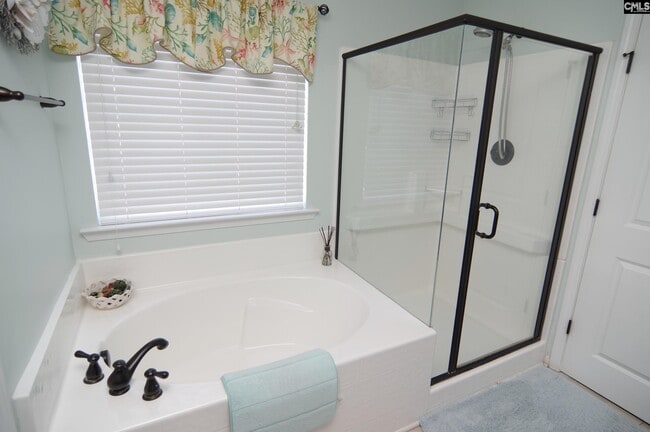 Building Photo - 212 Glossy Green Ln