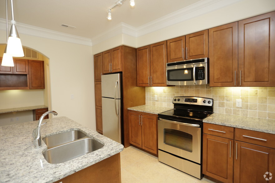 Custom Design Kitchen - Hunters' Ridge Apartments