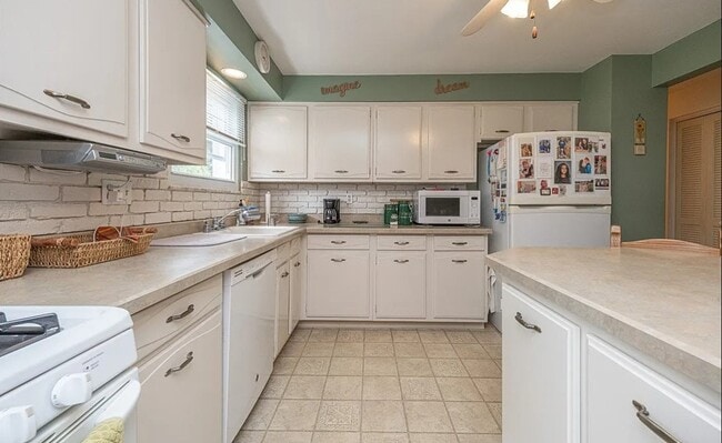 Building Photo - 8850 Breezewood Dr