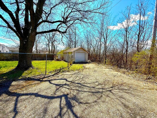 Building Photo - 1302 Lindley Ave