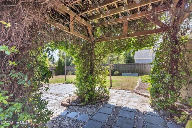 Building Photo - 3 Bed 2 Bath w/ a Bonus in Vineyard Plantation!