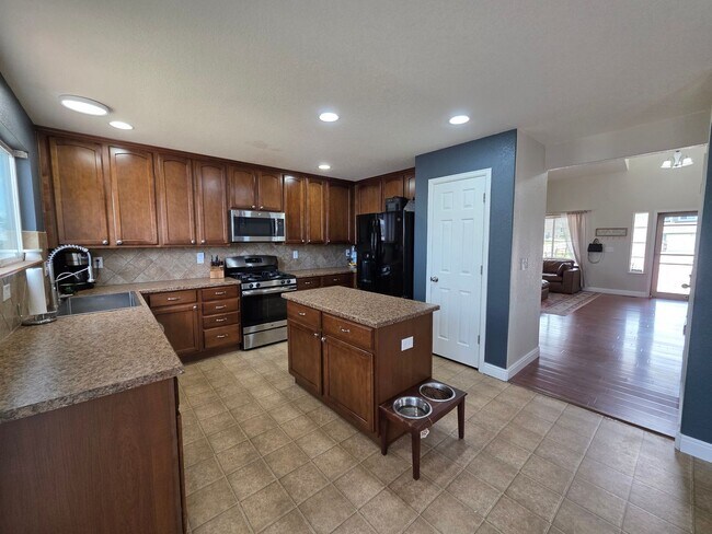 Building Photo - 8807 Silver Glen Dr