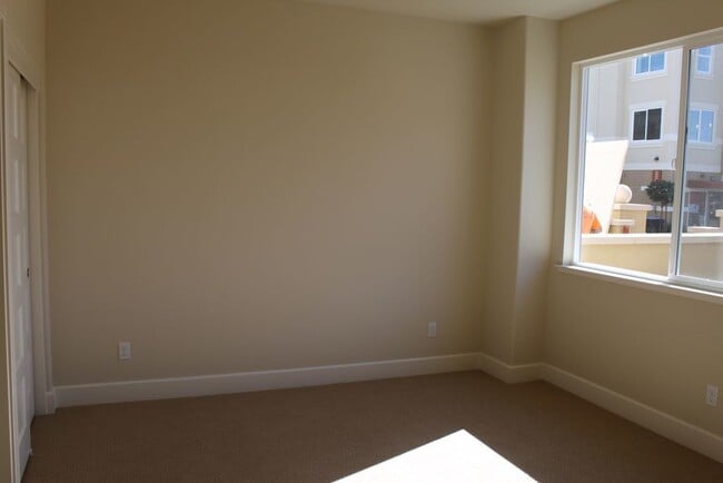 Building Photo - Luxury Town Home Available