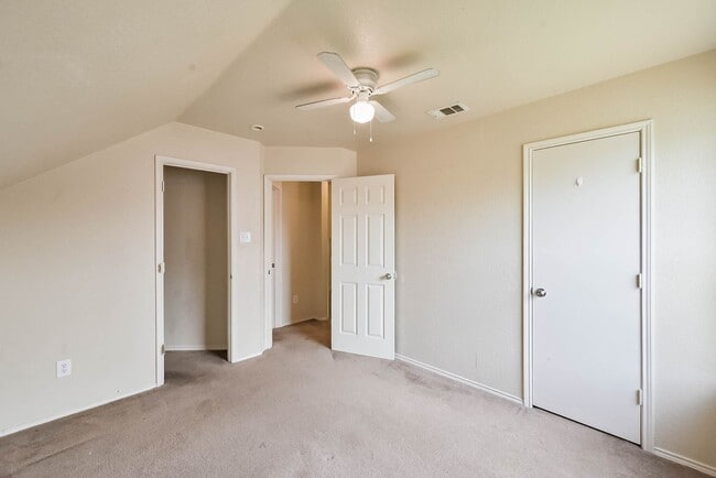 Building Photo - 404 Kings Way Dr