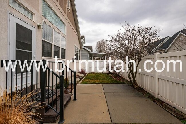 Building Photo - 602 E Land Rush Dr