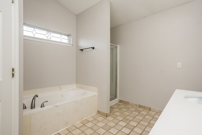 Building Photo - 7832 Sarah Ann Dr S