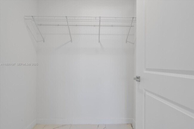 Building Photo - 420 SW 7th Ave